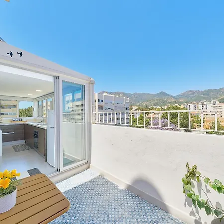 Hola Cozy Penthouse Old Town & Apartment