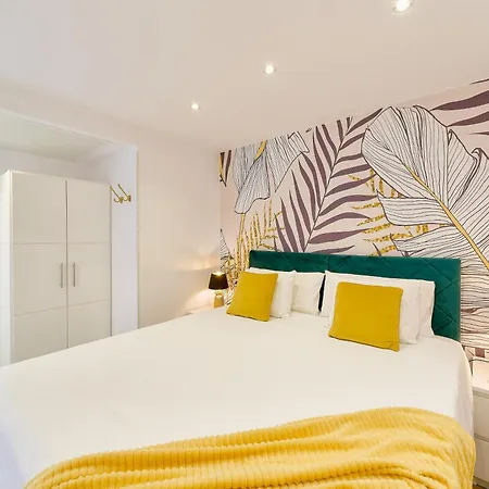 Hola Cozy Penthouse Old Town & Appartement Marbellac