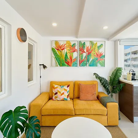 Hola Cozy Penthouse Old Town &