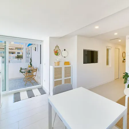 Hola Cozy Penthouse Old Town & *