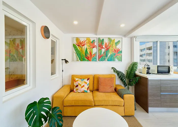 Hola Cozy Penthouse Old Town &