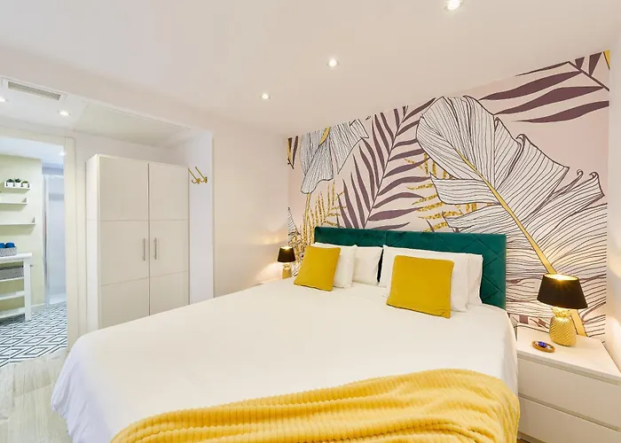 Hola Cozy Penthouse Old Town & Апартаменты Марбелья