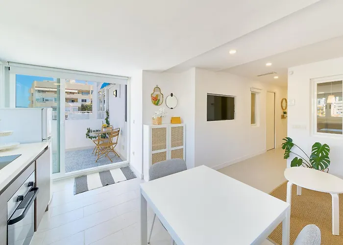 Hola Cozy Penthouse Old Town & *