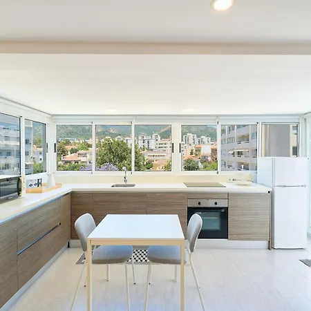 Hola Cozy Penthouse Old Town & *